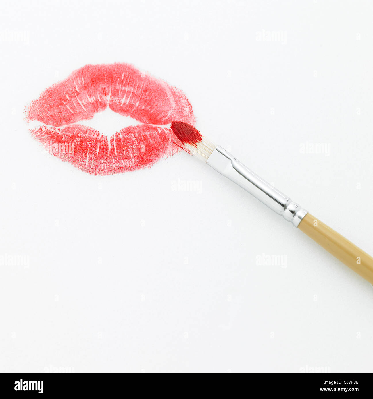 Nahaufnahme der Lippenstift küssen mit Pinsel Stockfoto