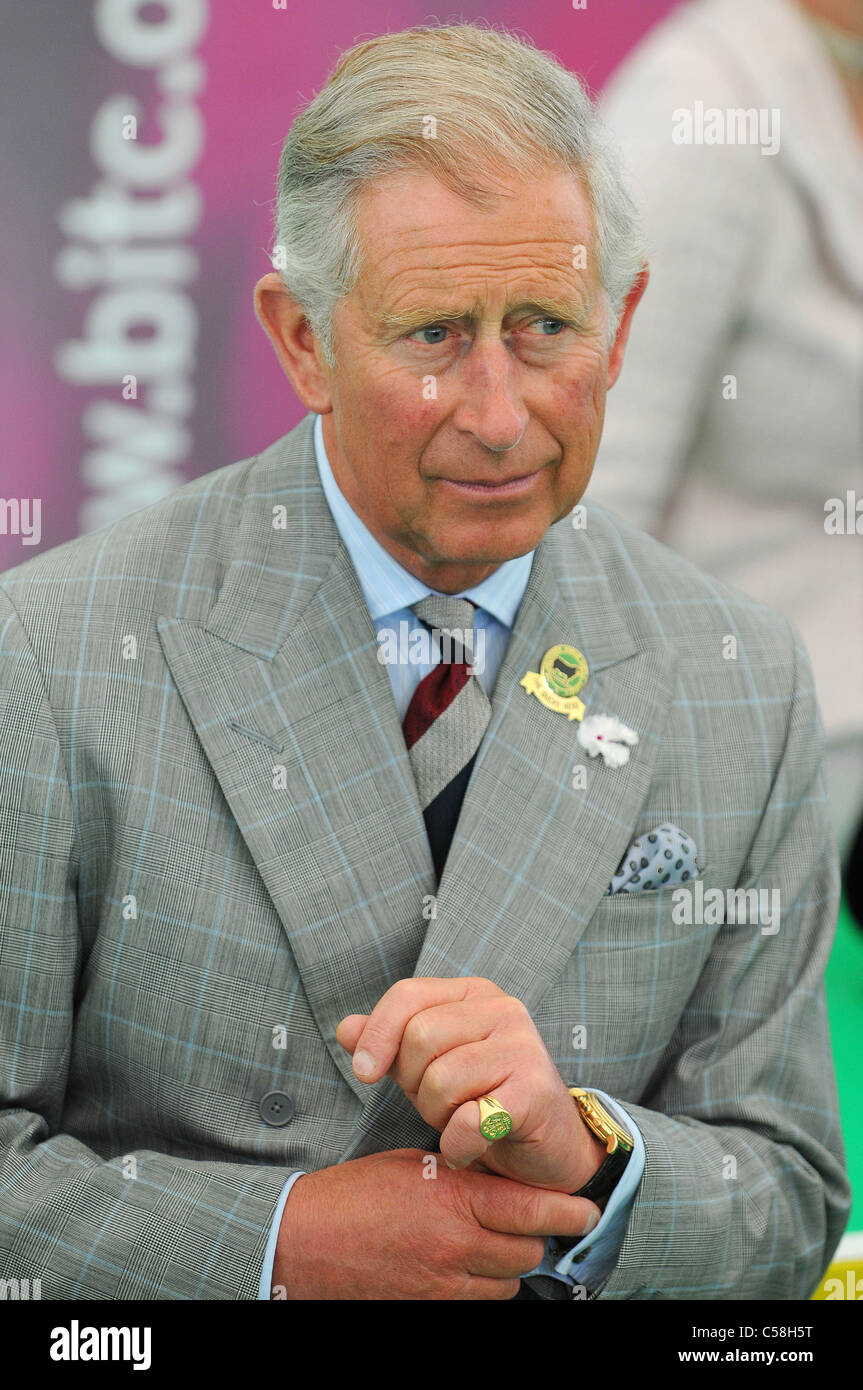 Seine königliche Hoheit Prinz Charles besucht die Dairy Crest Molkerei in Davidstow Cornwall. Stockfoto