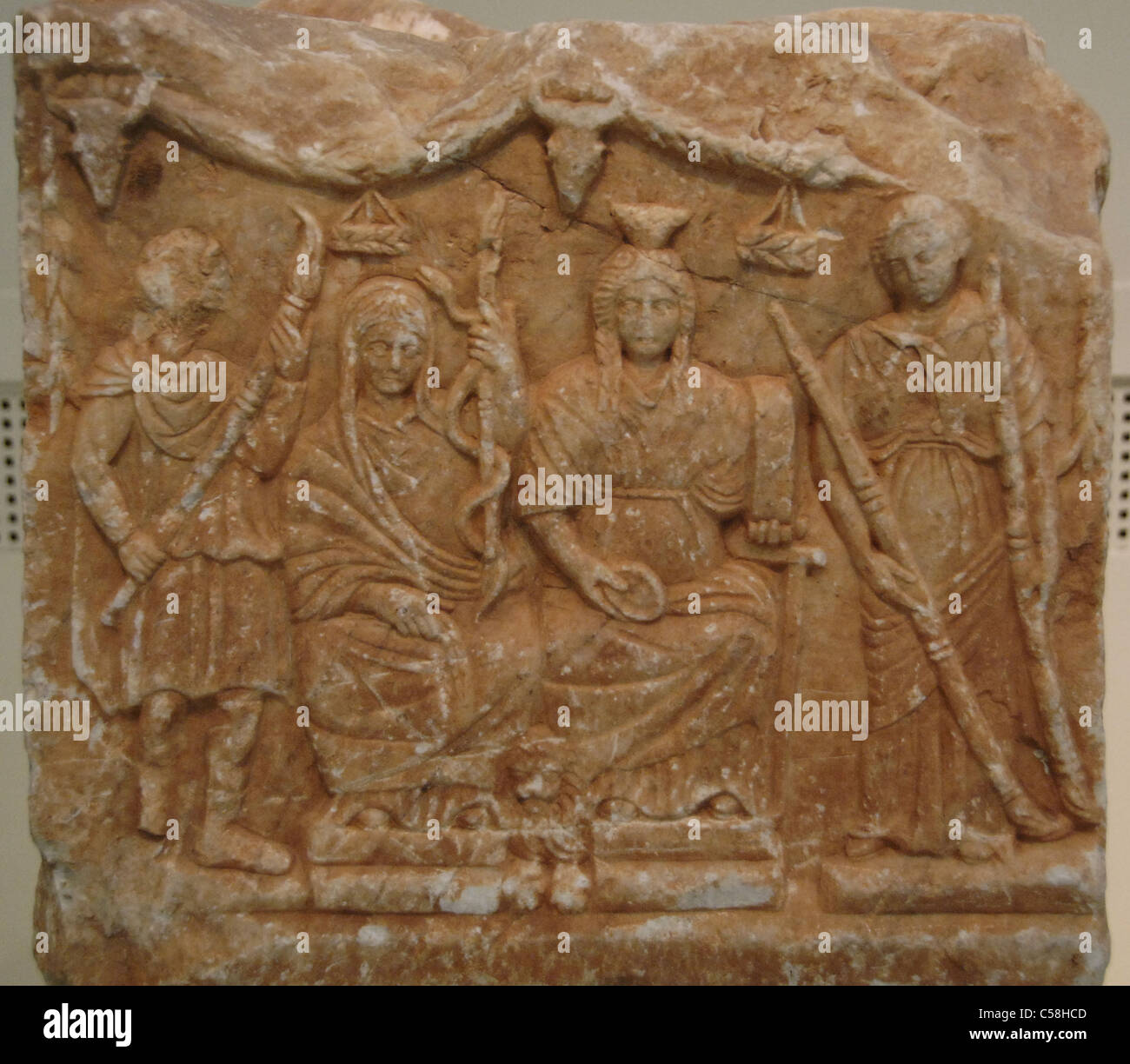 Taurobolium-Altar mit Relief Darstellung der Göttin, die Kybele mit Demeter flankiert von Persephone Kore und Iacchus thront. Stockfoto