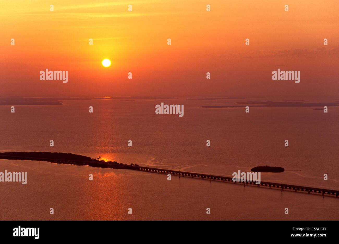 Luftaufnahme, sieben-Meilen-Brücke, Florida Keys, Florida, USA, USA, Amerika, Sonne, Meer, Orange, Brücke Stockfoto