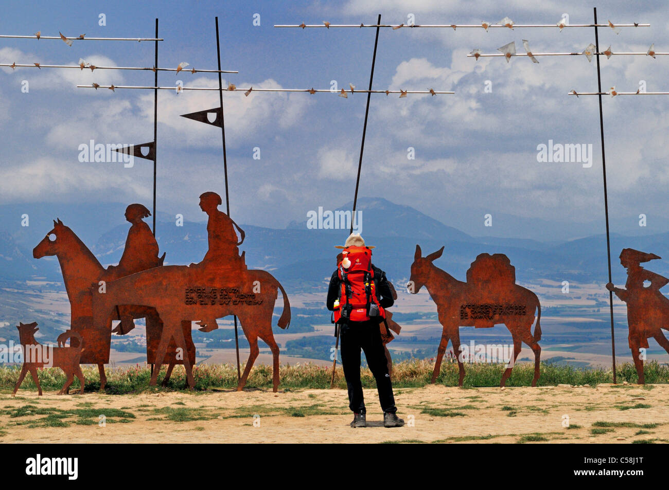 Spanien, Jakobsweg: Pilger an das Monumento del Peregrino in Alto del Perdon Stockfoto