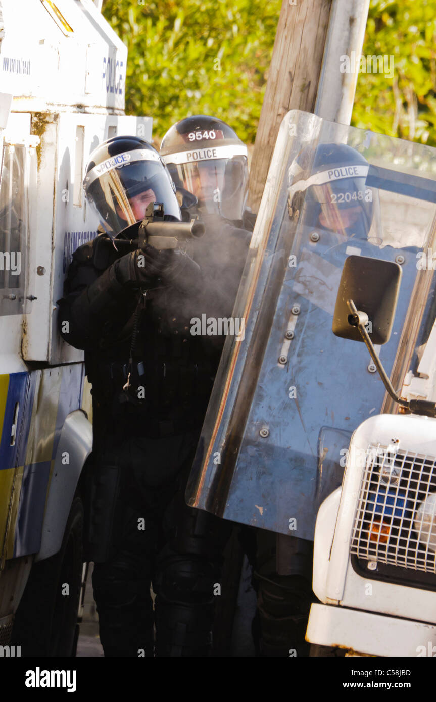 Polizist Brände Heckler und Koch L104A1 37mm einschüssigen AEP Werfer an Randalierer Stockfoto