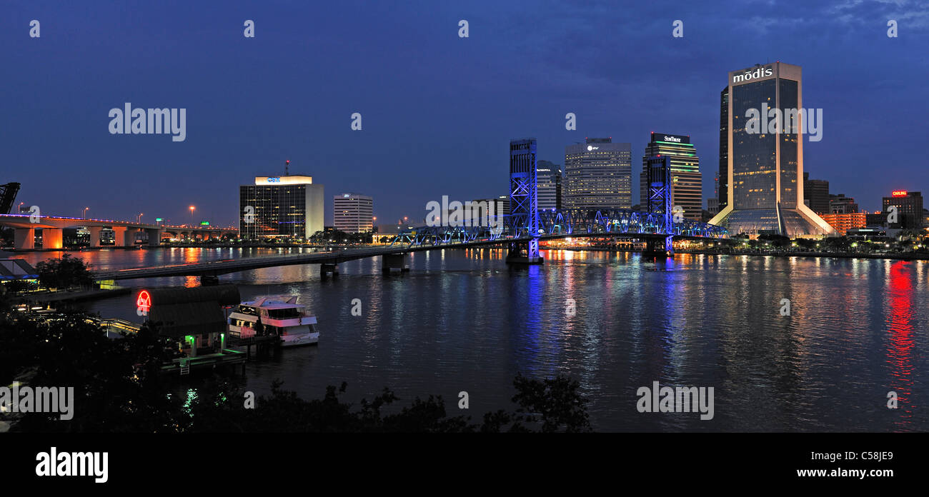 St. Johns River, Morgendämmerung, Downtown Jacksonville, Florida, USA, USA, Amerika, Gebäude, Abend Stockfoto