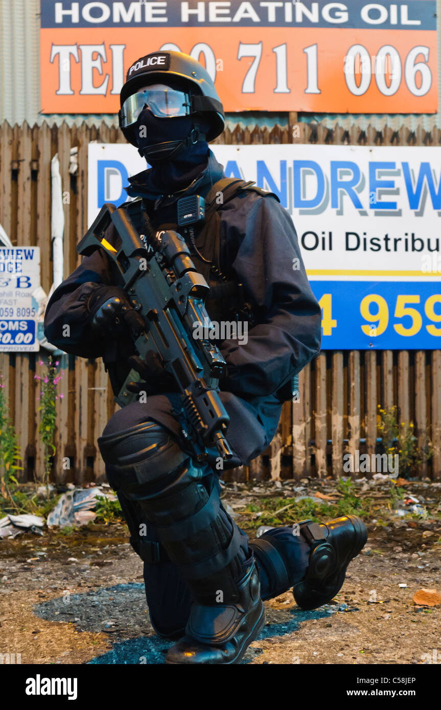 Polizisten in uniform ballistischen Schutz bewaffnet mit einem automatischen Maschinengewehr Heckler & Koch G36C Stockfoto