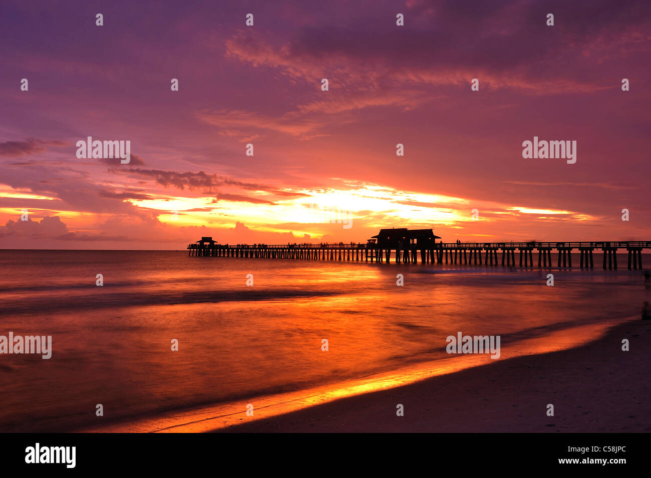 Sonnenuntergang, Naples Pier, Golf von Mexiko, Naples, Florida, USA, USA, Amerika, Pier, Meer, Wasser Stockfoto