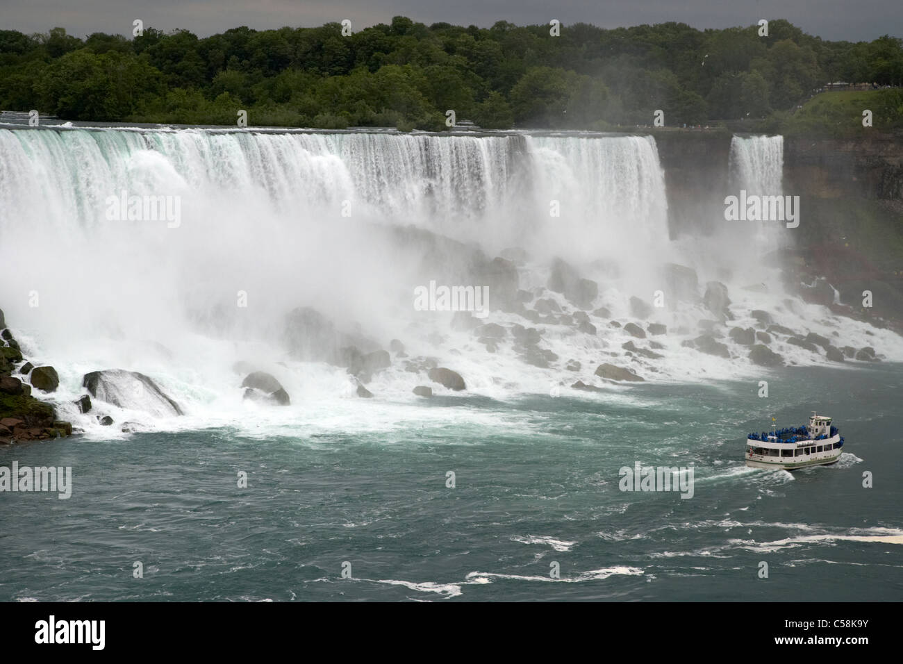 Mädchen des Nebels unterhalb der Amerikaner und Bridal Veil Falls Niagara Falls Ontario Kanada Stockfoto