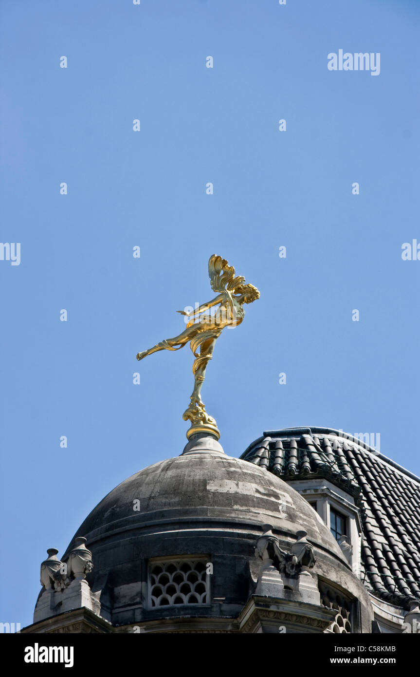 Vergoldete geflügelten Bronzestatue von Ariel von Sir Charles Wheeler auf Klasse 1 aufgeführten Bank of England Kuppel Threadneedle Street London Stockfoto