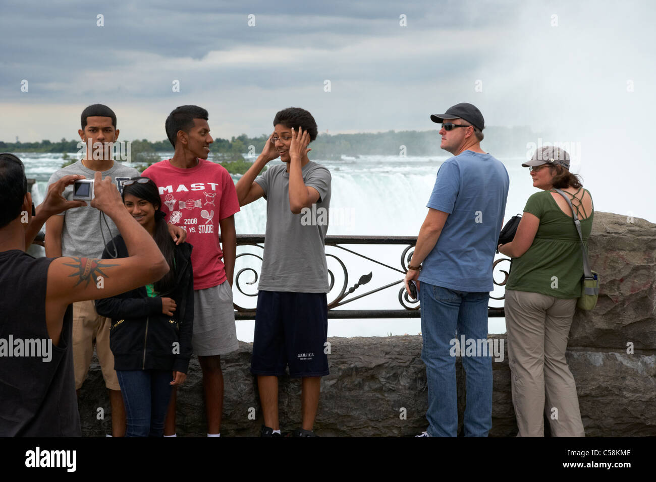 Touristen, die die Fotos von der Hufeisenfälle Niagara Falls Ontario Kanada Stockfoto