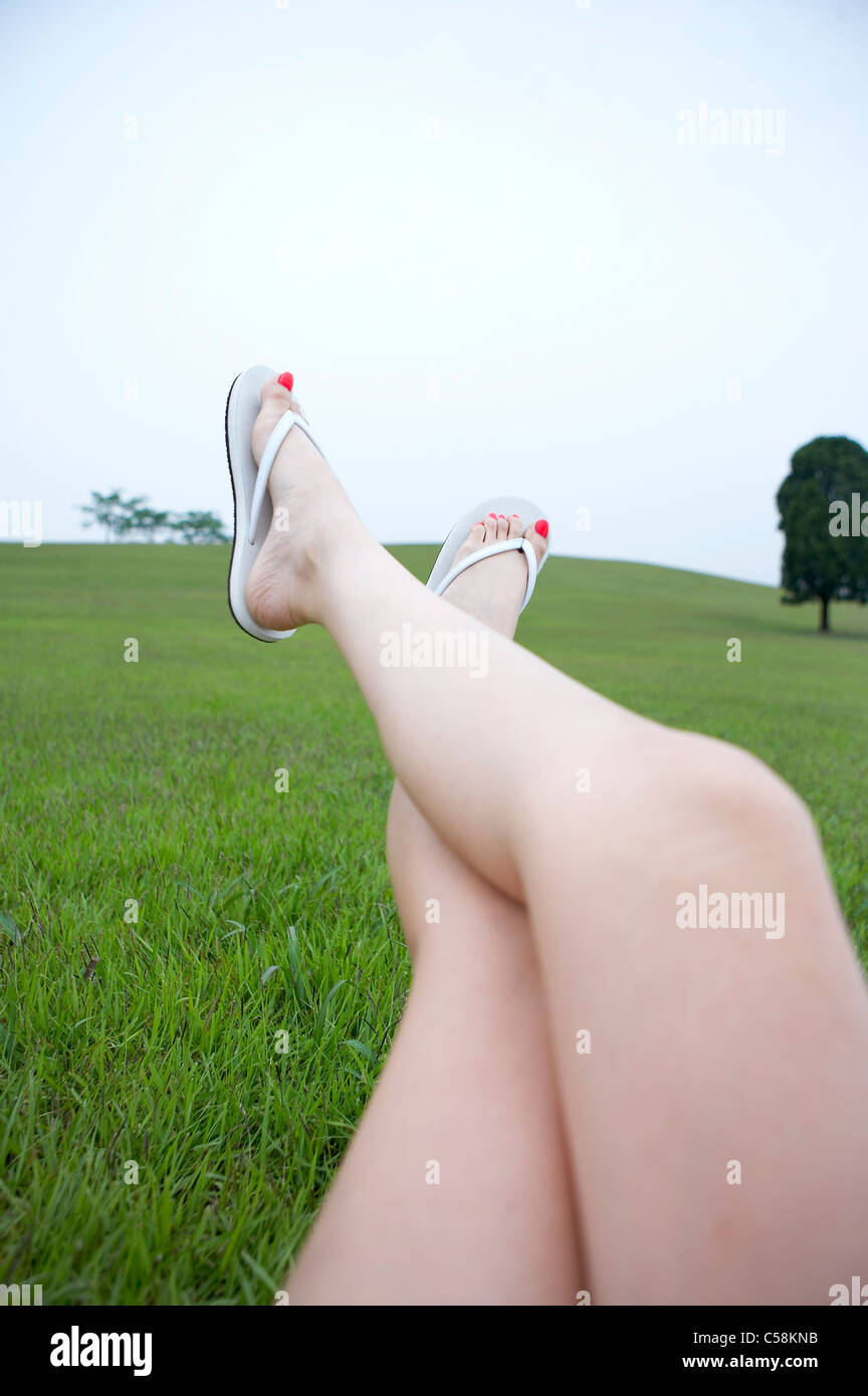 Nahaufnahme von Frau Füße auf dem Rasen Stockfoto