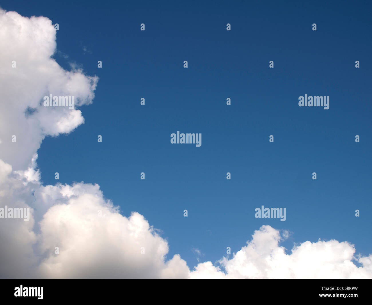Blauer Himmel mit schöne Wolken entlang der linken und unteren Rand des Rahmens Stockfoto
