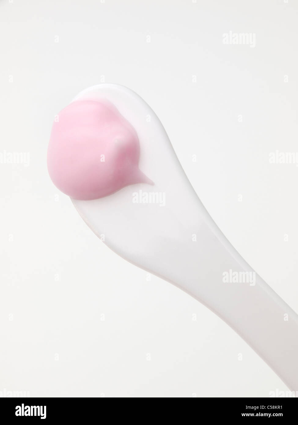 Weiße Spachtel aus Kunststoff mit rosa Blob Schönheit Creme Stockfoto