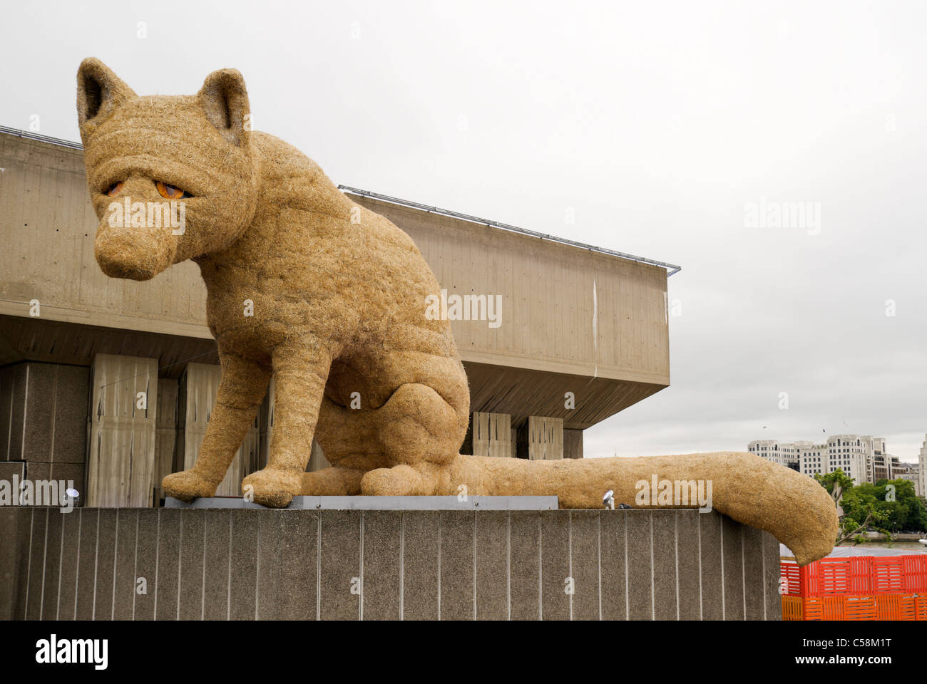 Strohballen und Metall Skulptur, benannte Urban Fuchs, errichtet in der Nähe der Hayward Gallery im Southbank, London, UK. Stockfoto