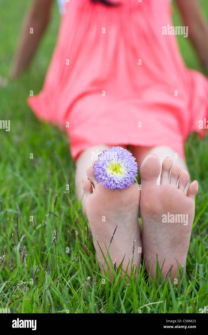 Nahaufnahme von Frau Füße auf dem Rasen Stockfoto