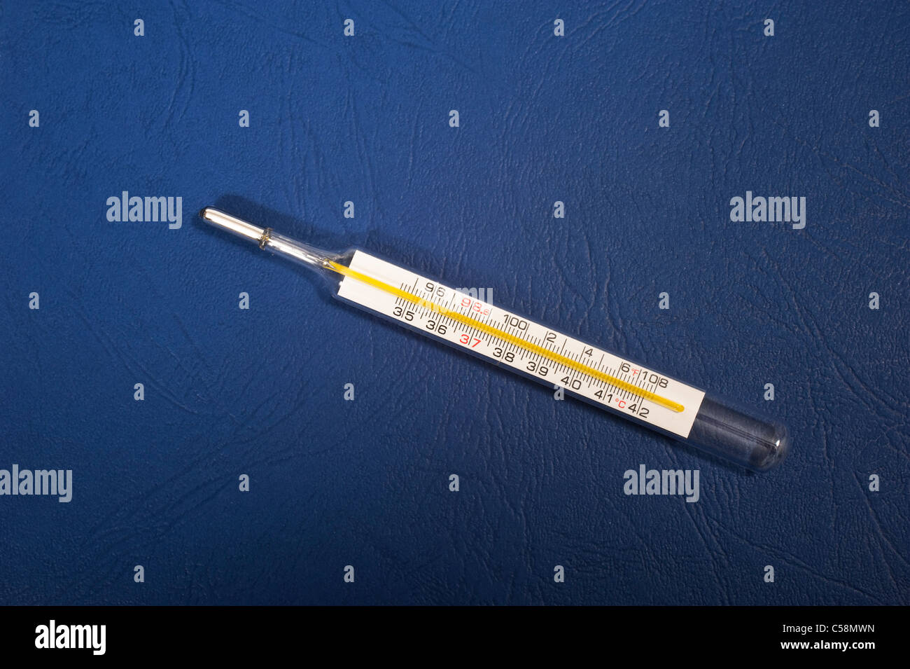 Eine analoge klinische medizinische Quecksilberthermometer Stockfoto