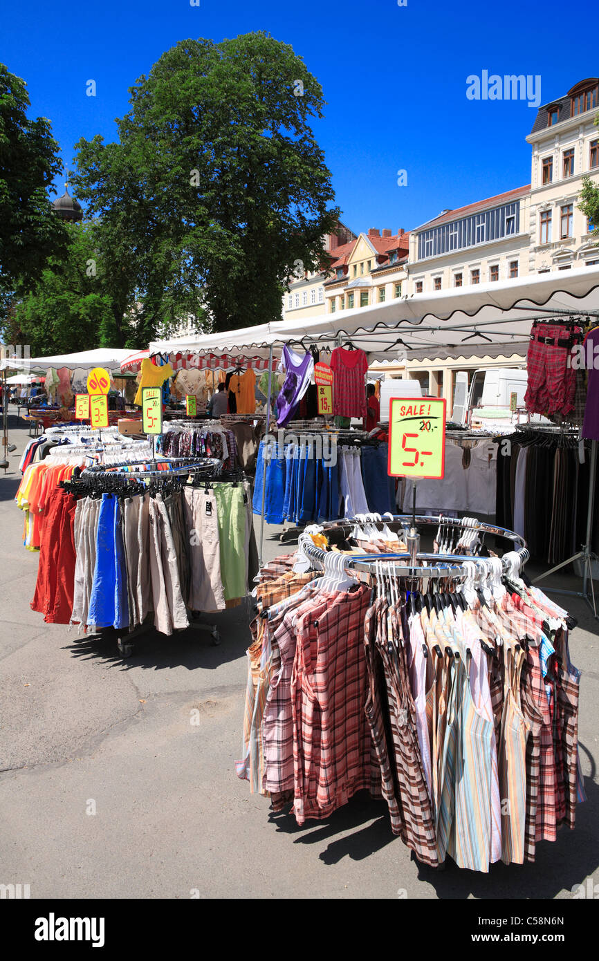 Marktstand mit Kleidung Stadt Görlitz (Zgorzelec). Deutschland, Europa, Sachsen Stockfoto