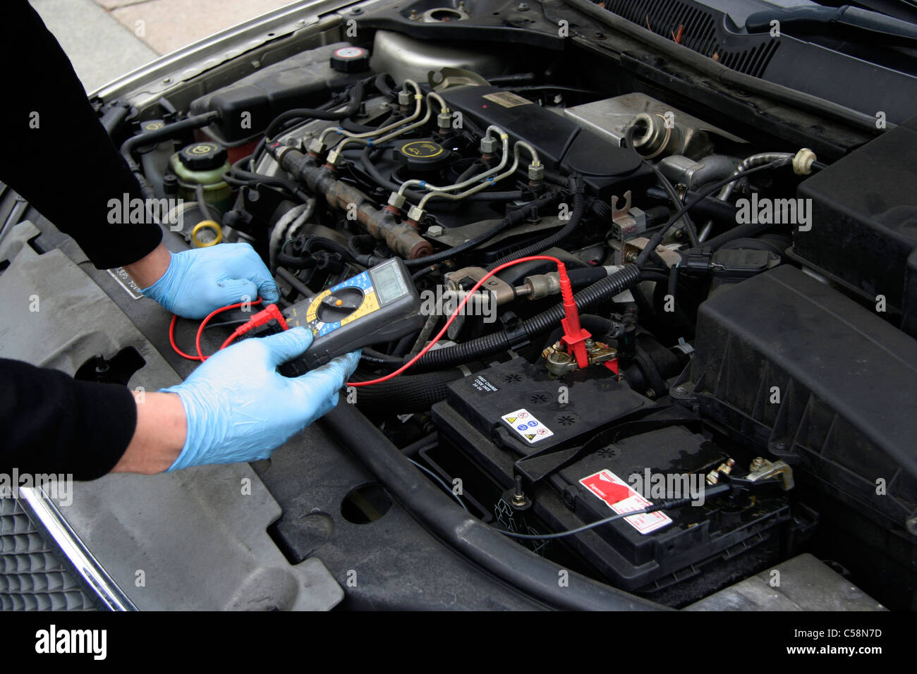 Ingenieur der Stromkreise eines Ford Mondeo Motor Autos testen Stockfoto
