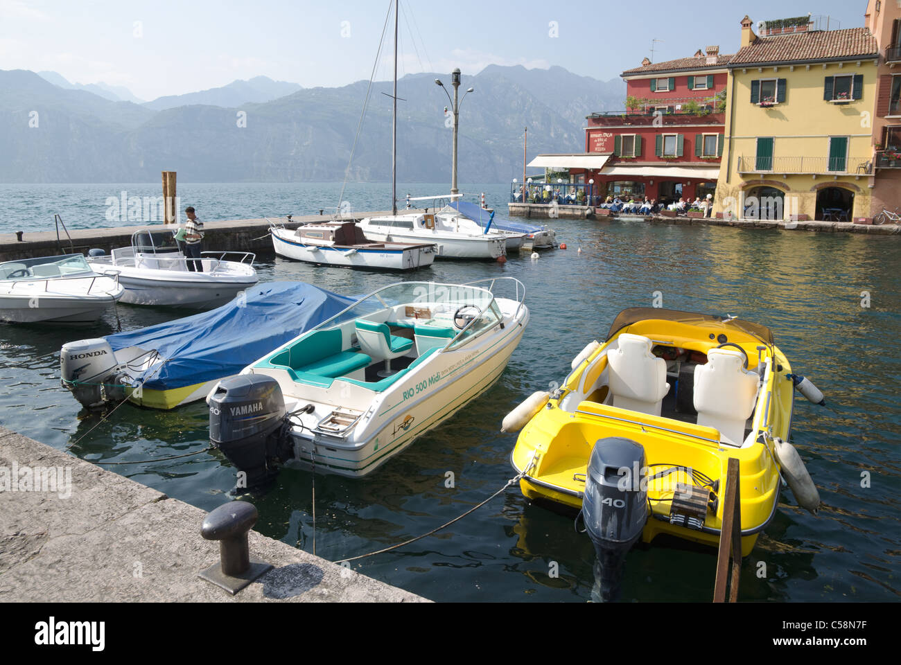 Blick auf Hafen von Malcèsine, Gardasee, Italien. Stockfoto