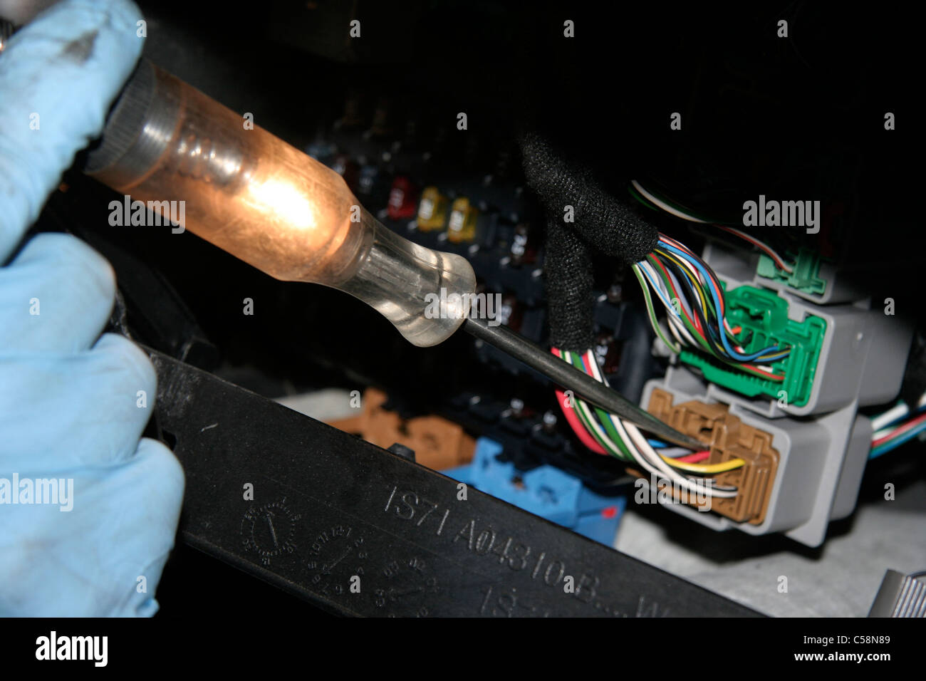 Ingenieur, testen die Stromkreise eines Kraftfahrzeugs Stockfoto