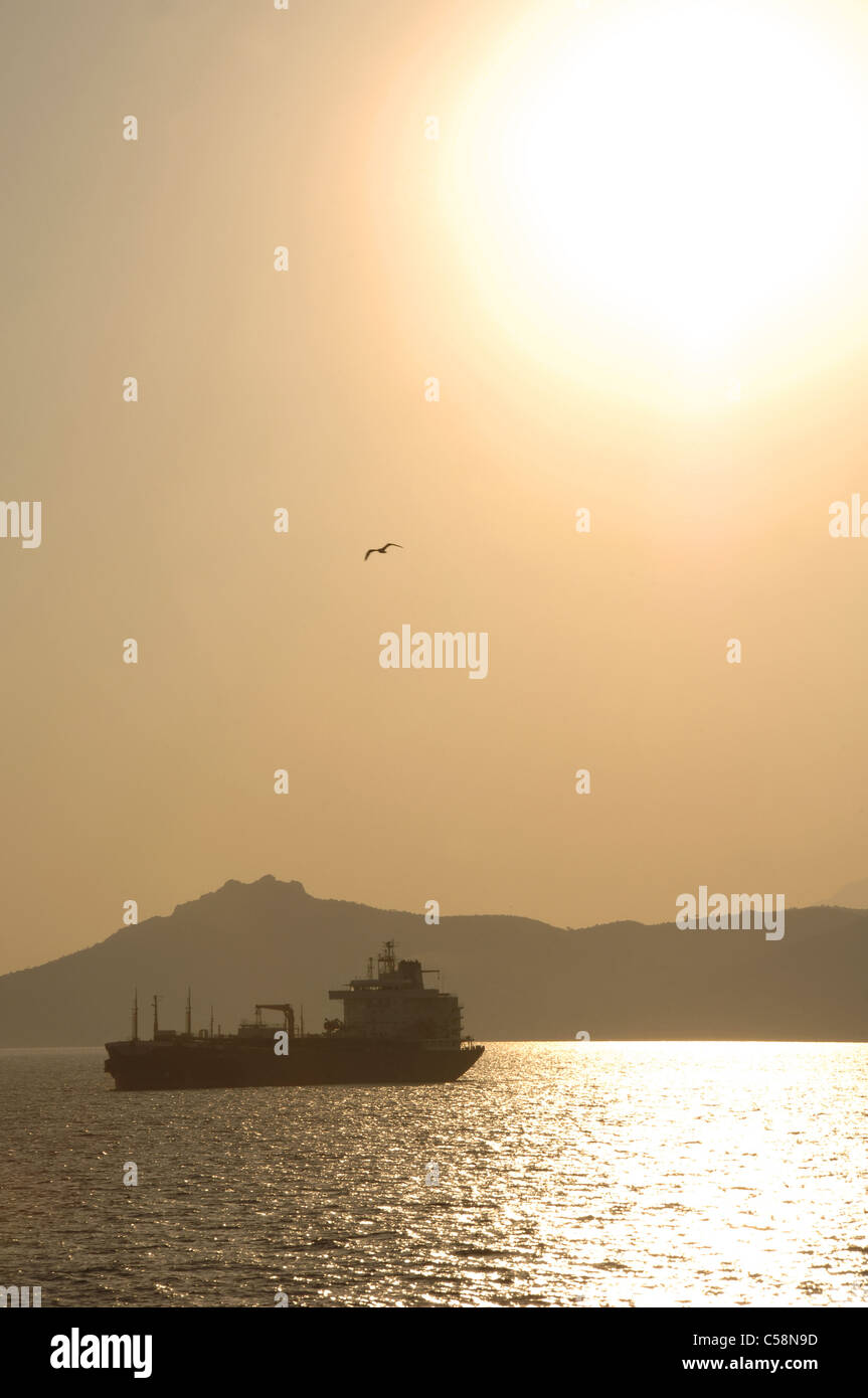 Handelsschiff bei Sonnenuntergang. Saronischen Golf. Griechenland. Stockfoto
