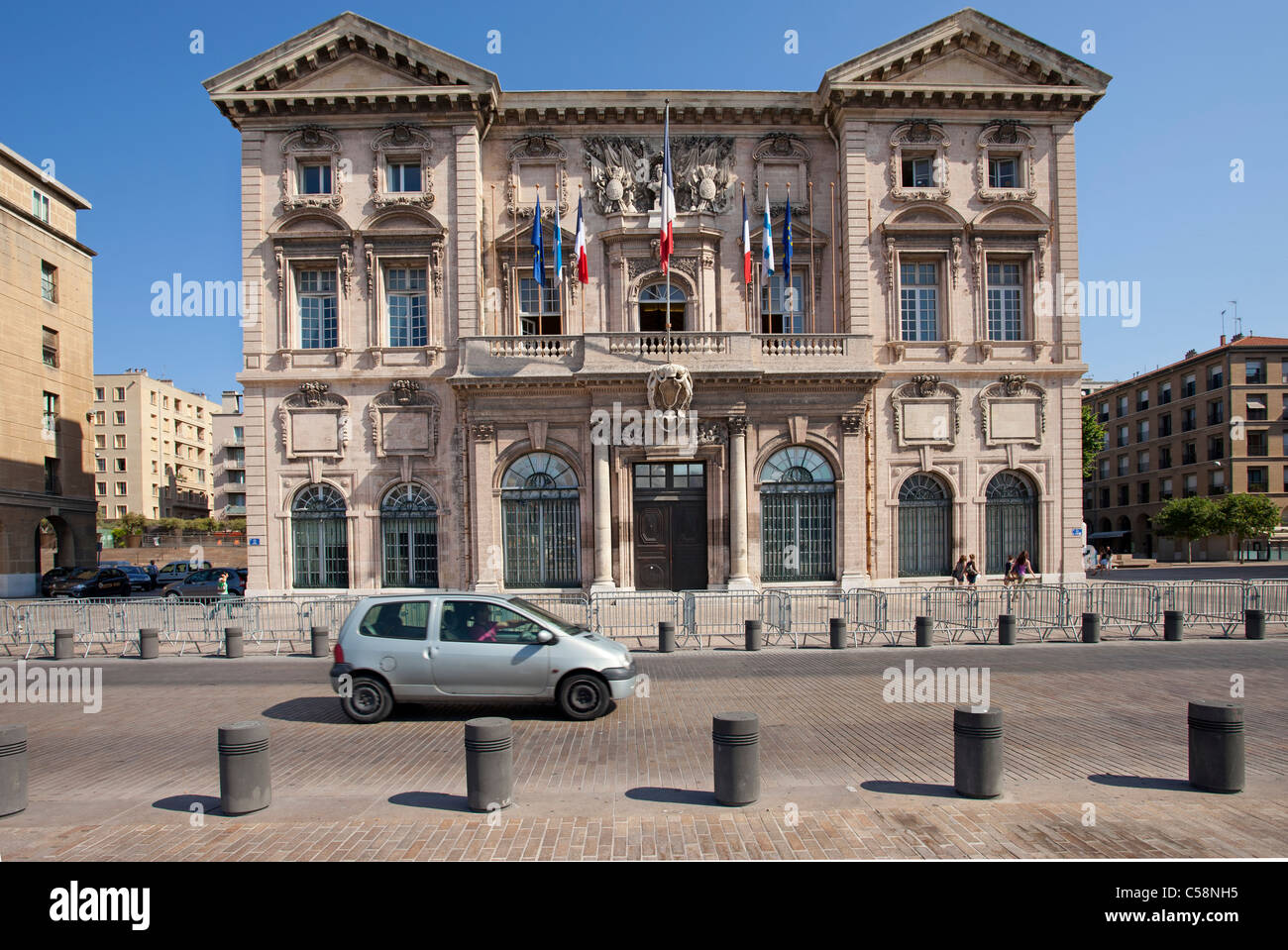 Marseille France Hotel de Ville am Rande des Yachthafens. Französische Fahnen fliegen von historischen Gebäude. Don Despain von Wiederaufleben Phot Stockfoto