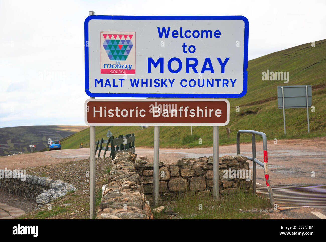 Ein Schild auf dem A939 Lecht Weg zeigt die County-Grenze zwischen Moray und Aberdeenshire, Schottland, Vereinigtes Königreich. Stockfoto