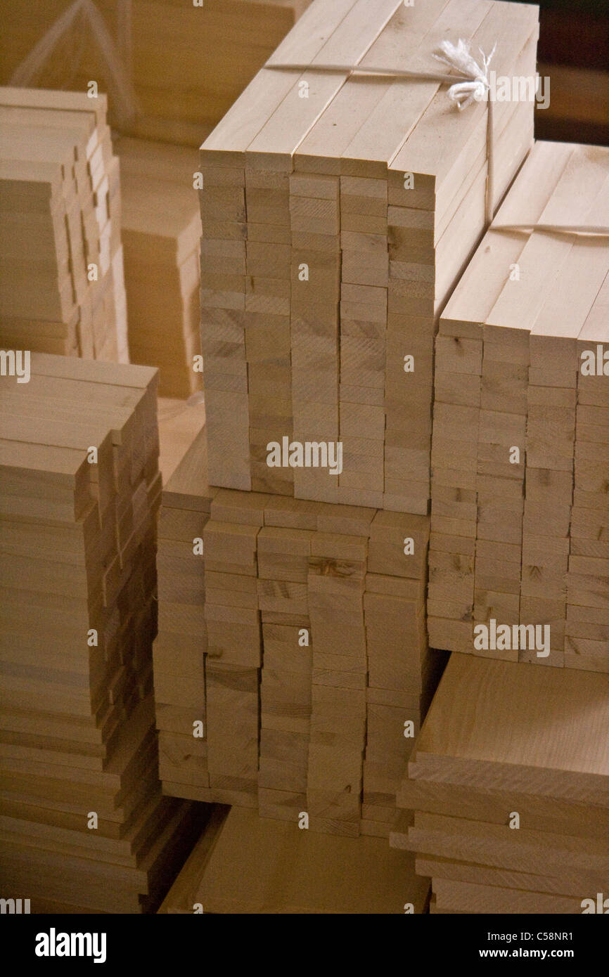 Holzbohlen in Bündeln zusammengebunden Stockfoto