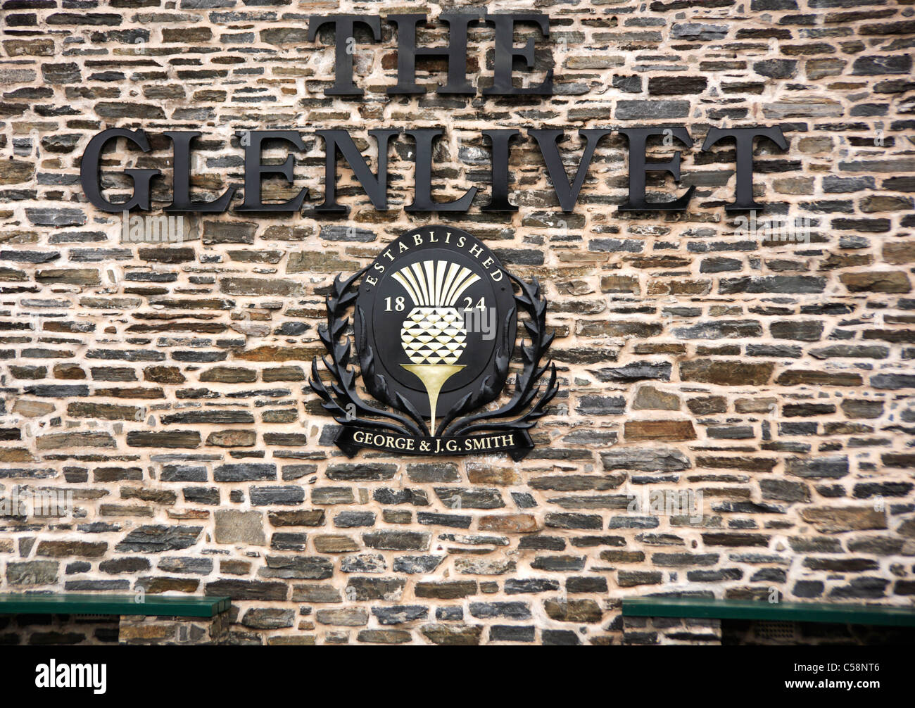 Die Glenlivet Zeichen und Badge auf der Besucher Center bei Glenlivet Distillery, Moray, Schottland, Großbritannien. Stockfoto