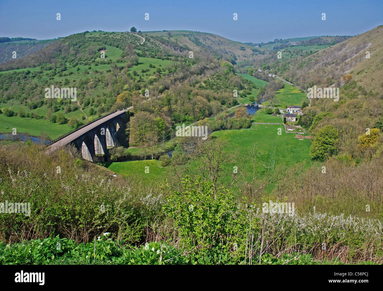 Blick Richtung Norden vom Monsal head'along Upperdale auf Millers Dale in Derbyshire England 'Peak National Park' und Grabstein Viadukt Stockfoto