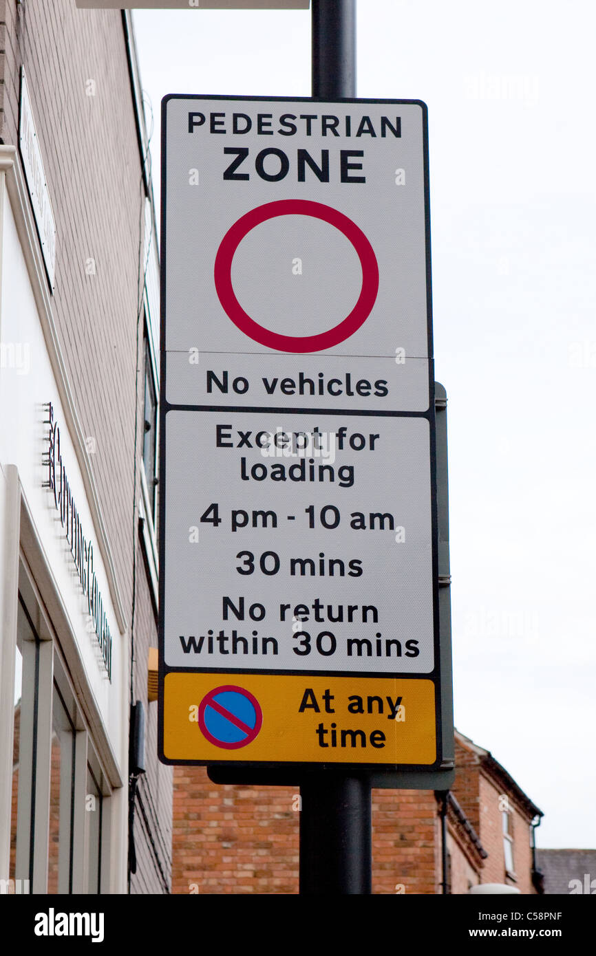 Britische UK urbane post montierten Fußgängerzone Straße / Verkehrszeichen. Stockfoto