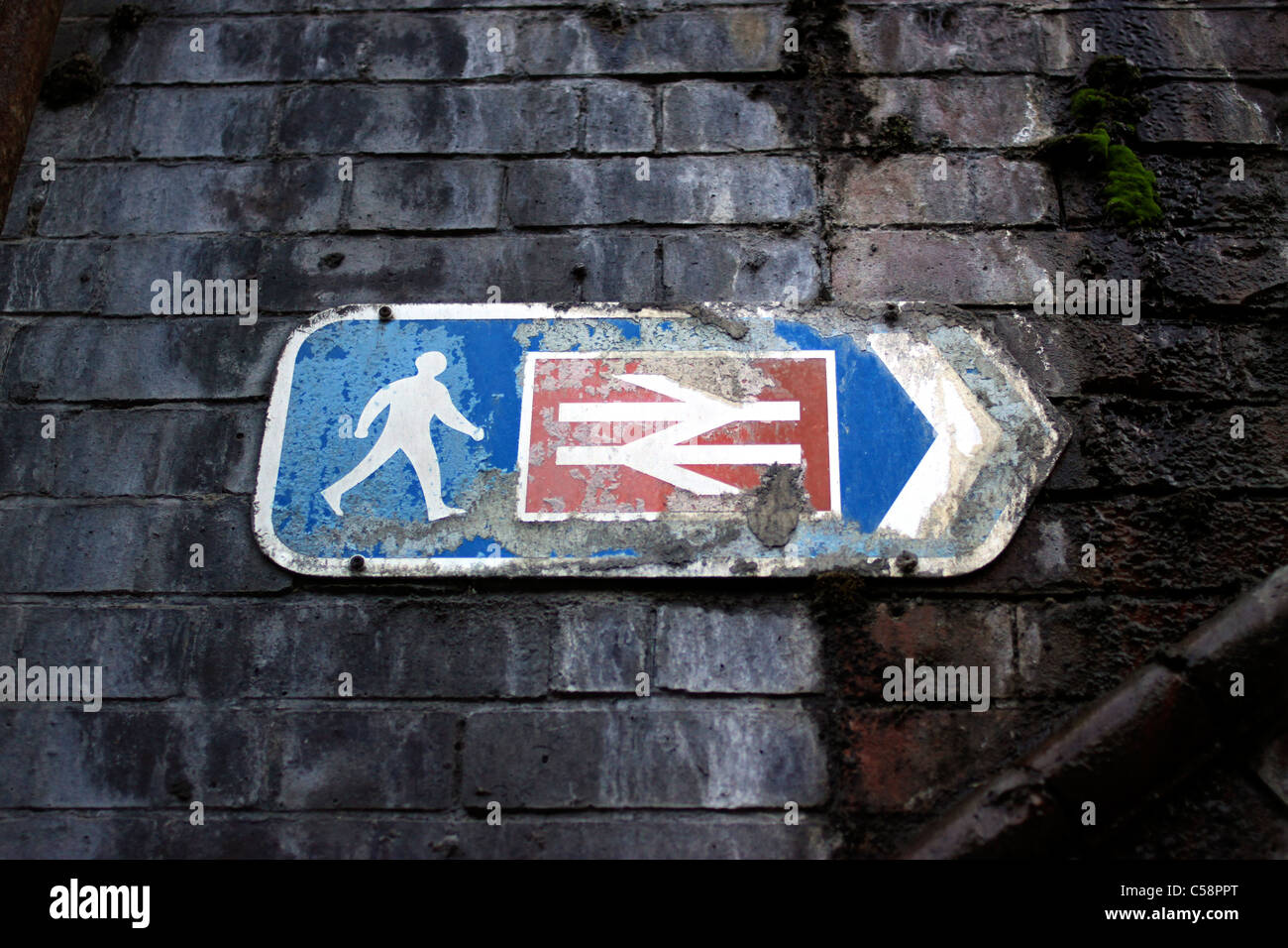 Alte Zeichen für Fußgängerzone in der Nähe von Waterloo Bahnhof, London Stockfoto