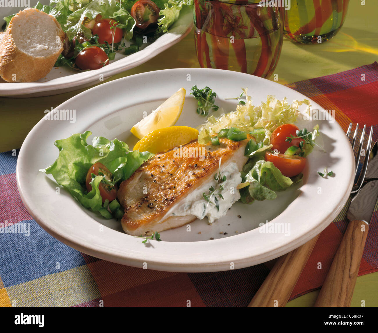 Gefüllte Türkei Schnitzel mit Kräuter - Quark und gemischtem Salat Stockfoto