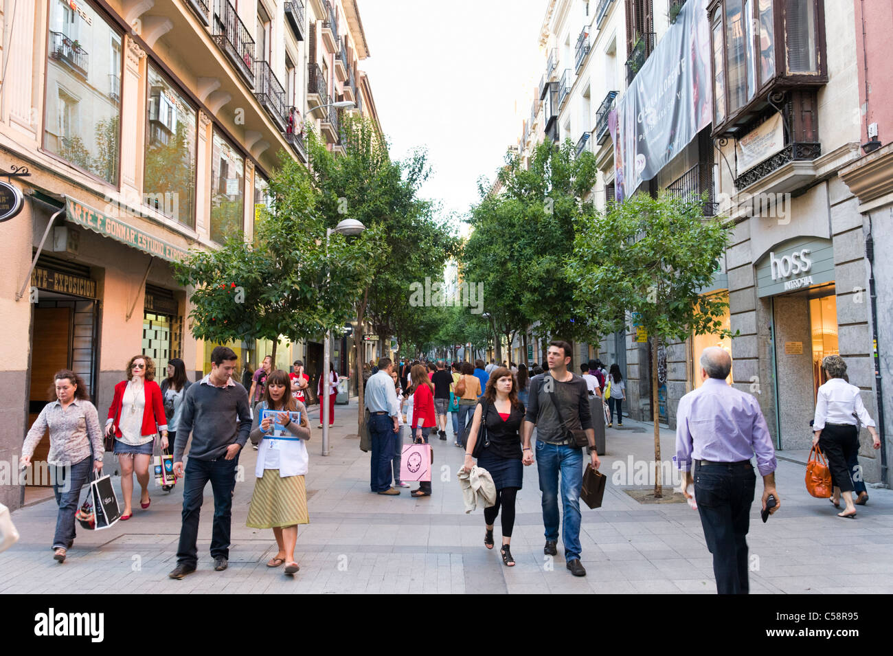 Menschen auf Calle de Fuencarral, Madrid, Spanien Stockfoto
