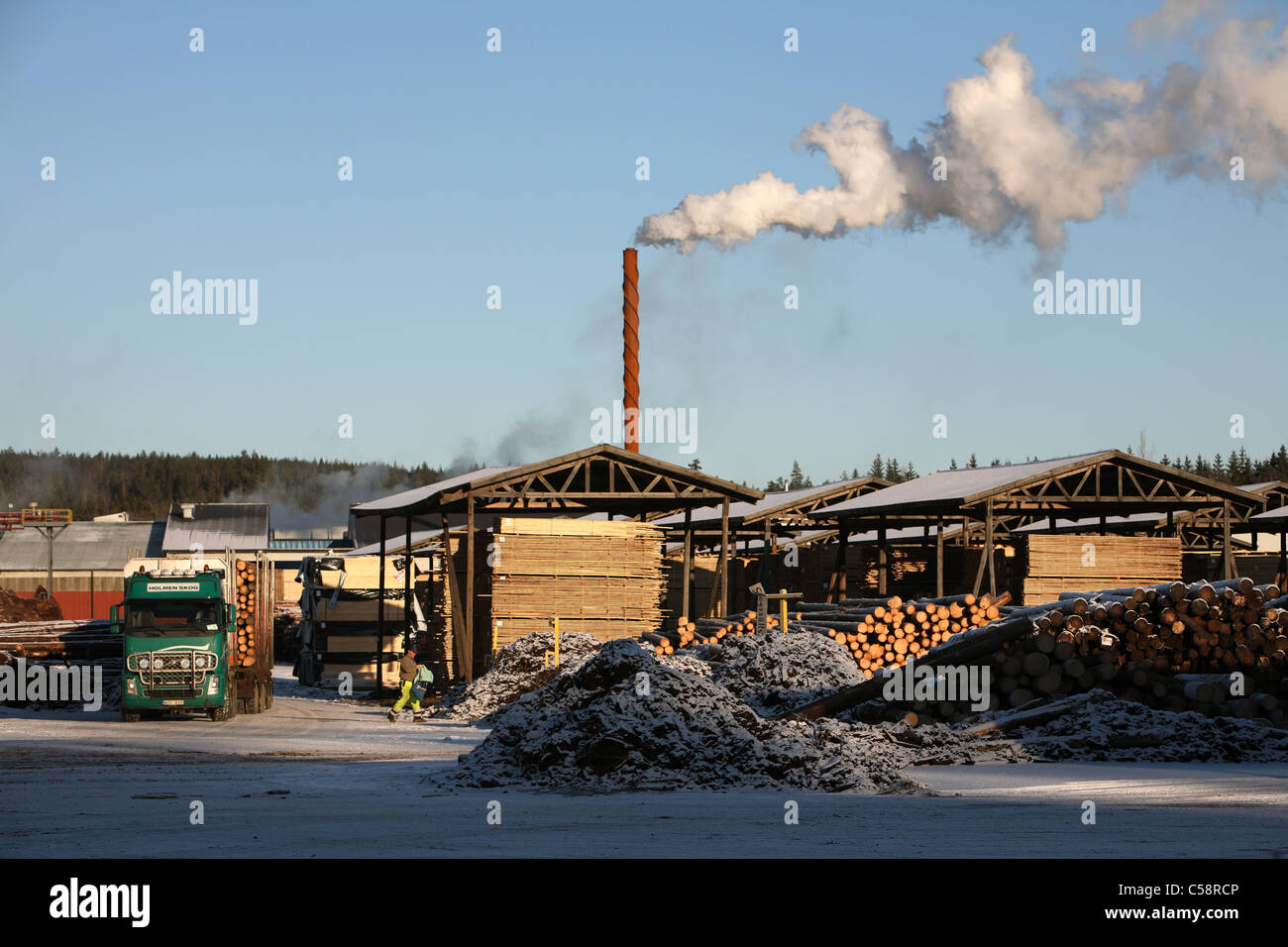 Dämpfe, die aus einer Holzfabrik Schornstein, Belloe, Schweden Stockfoto