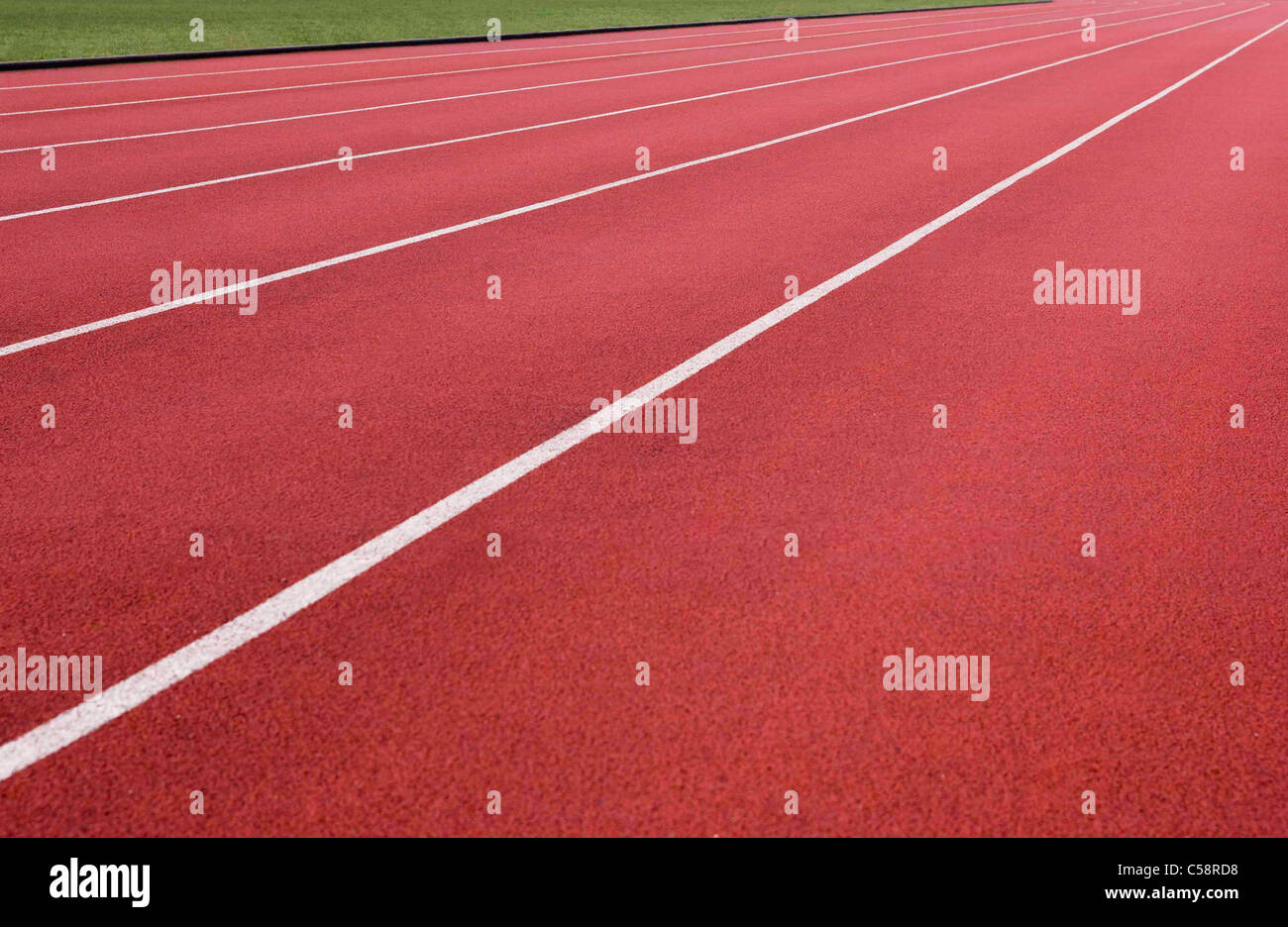 Laufenden Bahnen eine Leichtathletik verfolgen Sie dehnen sich in der Ferne. Stockfoto
