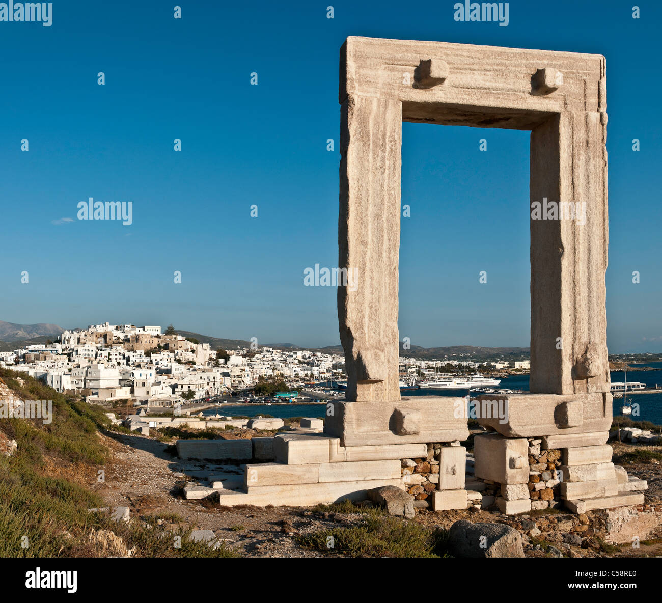 Die Portara oder Tor des Tempels des Apollo mit der Stadt Naxos im Hintergrund, Naxos, Kykladen, Griechenland Stockfoto