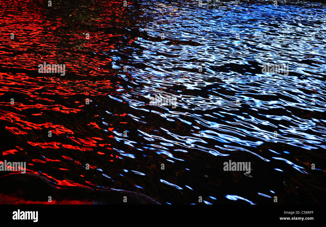 Die Farben rot und Blau spiegelt sich im Wasser, Hong Kong, China Stockfoto