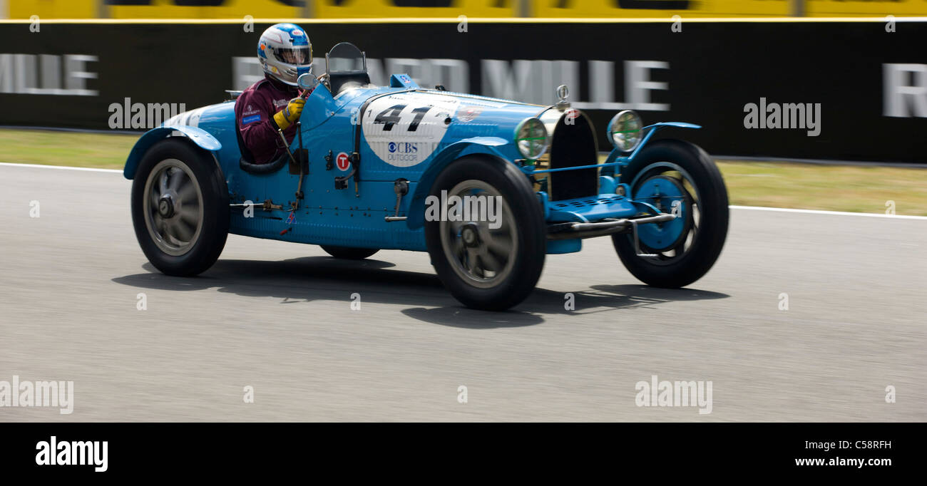 Eine alte Oldtimer-Geschwindigkeiten rund um die Strecke. Oldtimer-Rennen von Le Mans. Frankreich. Stockfoto