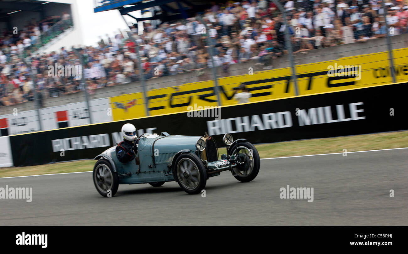Eine alte Oldtimer-Geschwindigkeiten rund um die Strecke. Oldtimer-Rennen von Le Mans. Frankreich. Stockfoto