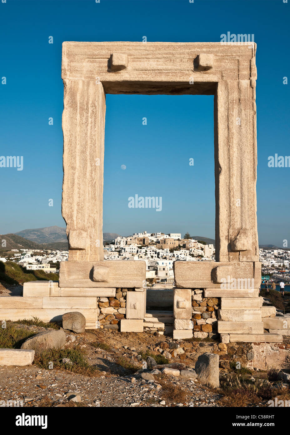 Die Portara oder Tor des Tempels des Apollo mit der Stadt Naxos im Hintergrund, Naxos, Kykladen, Griechenland Stockfoto