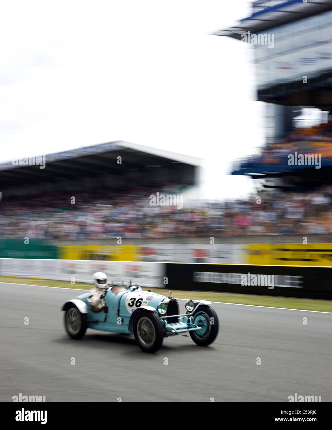 Eine alte 20er Runde Oldtimer-Geschwindigkeiten die Strecke. Oldtimer-Rennen von Le Mans. Frankreich. Stockfoto