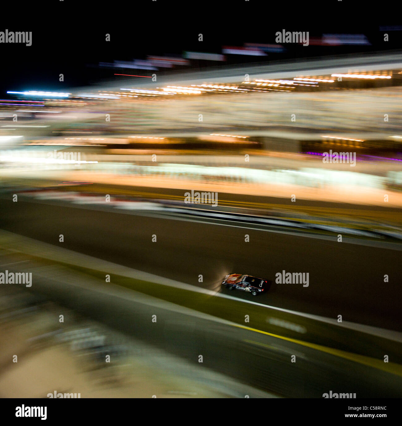 Die Unschärfe der Autos wie sie Geschwindigkeit auf der Zielgeraden. Oldtimer-Rennen von Le Mans. Frankreich. Stockfoto