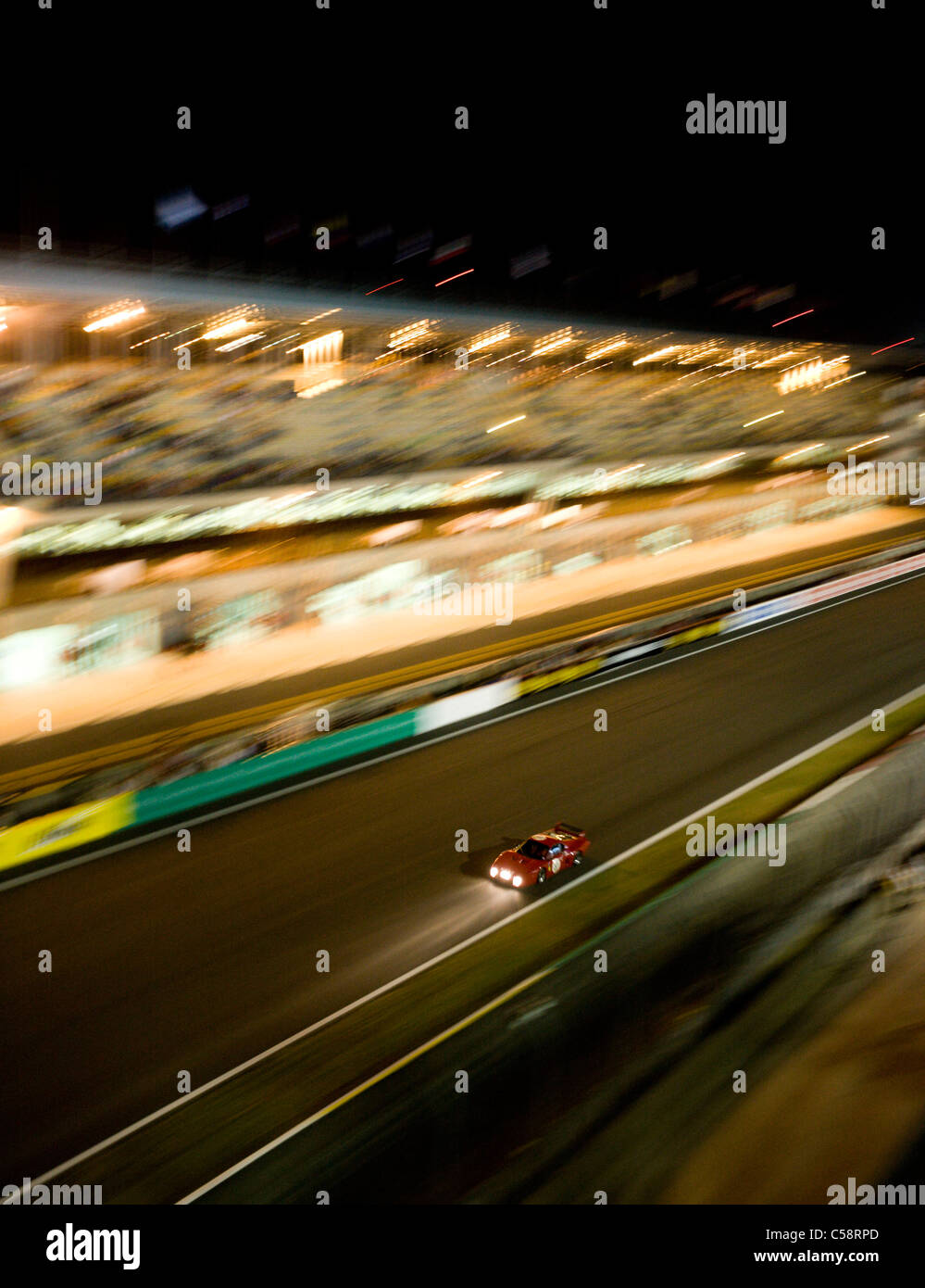 Die Unschärfe eines Autos Beschleunigung nach unten die Zielgerade. Oldtimer-Rennen von Le Mans. Frankreich. Stockfoto