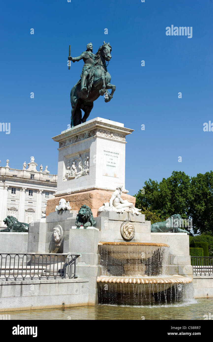 Reiterstandbild von Philipp IV. auf der Plaza de Oriente vor den Palacio Real de Madrid, Madrid, Spanien Stockfoto