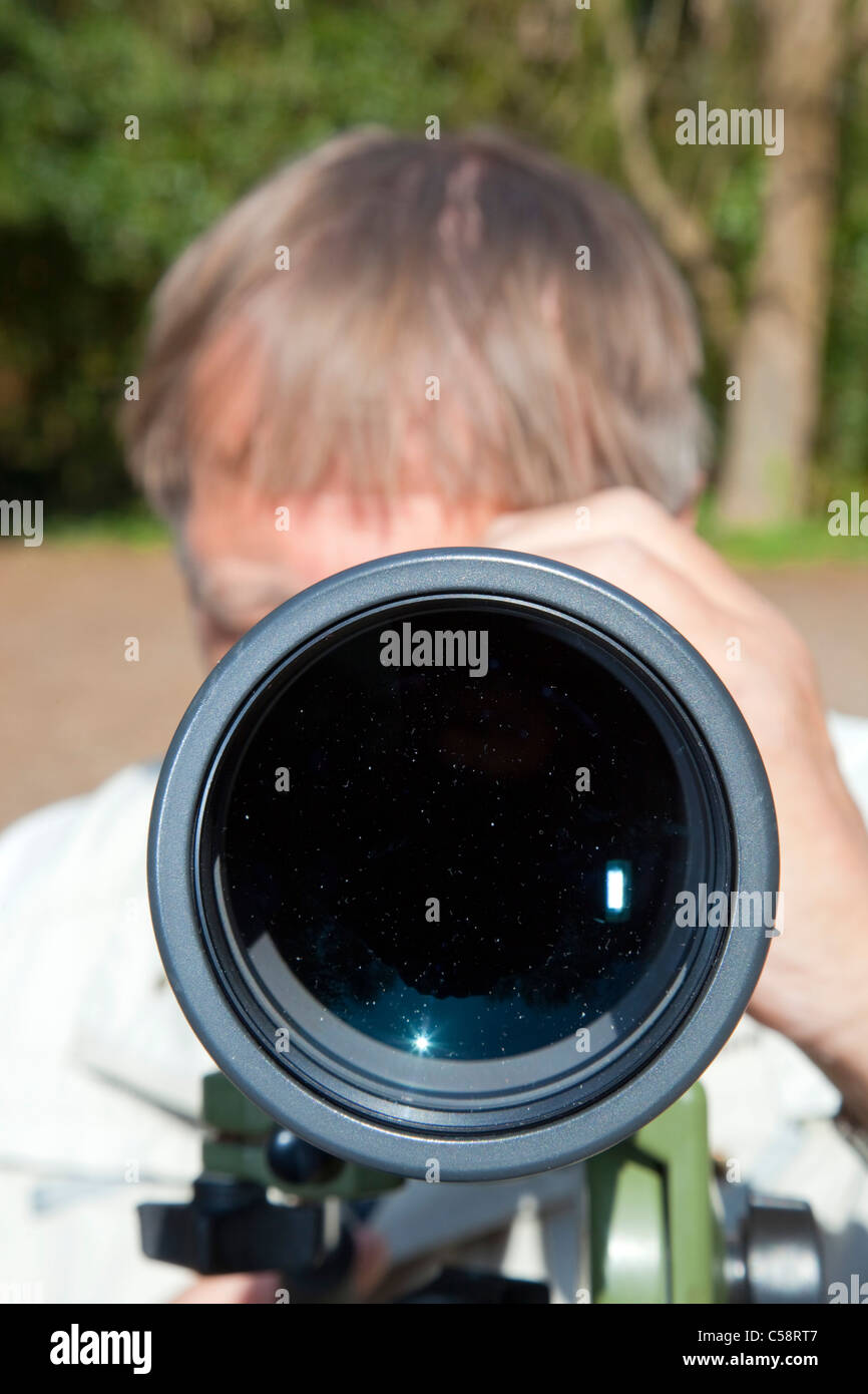 Mit Hilfe eines Teleskops für die Vogelbeobachtung Stockfoto