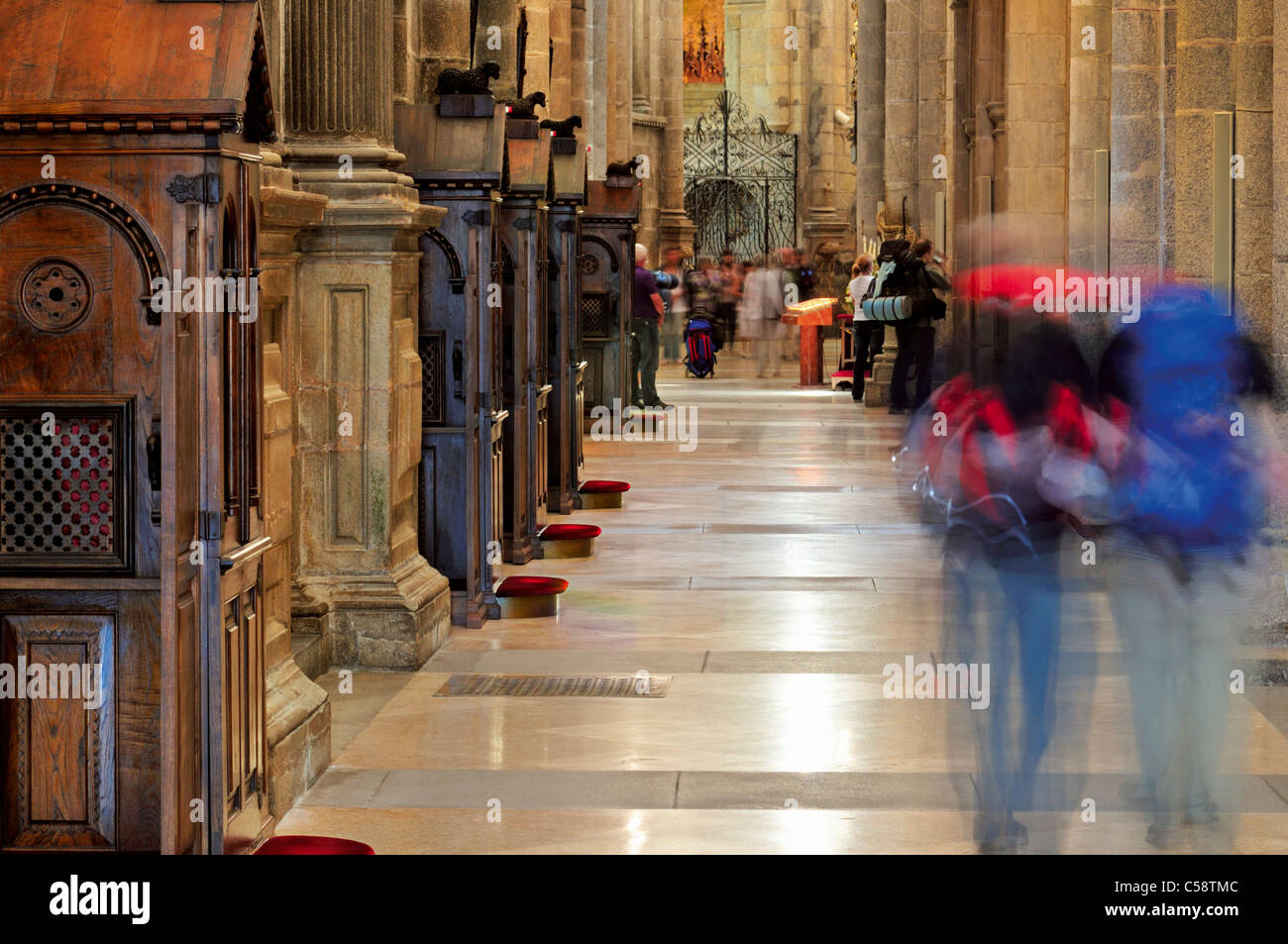 Spanien, Jakobsweg: Pilgern, die Eingabe auf dem Flur der Kathedrale von Santiago de Compostela Stockfoto