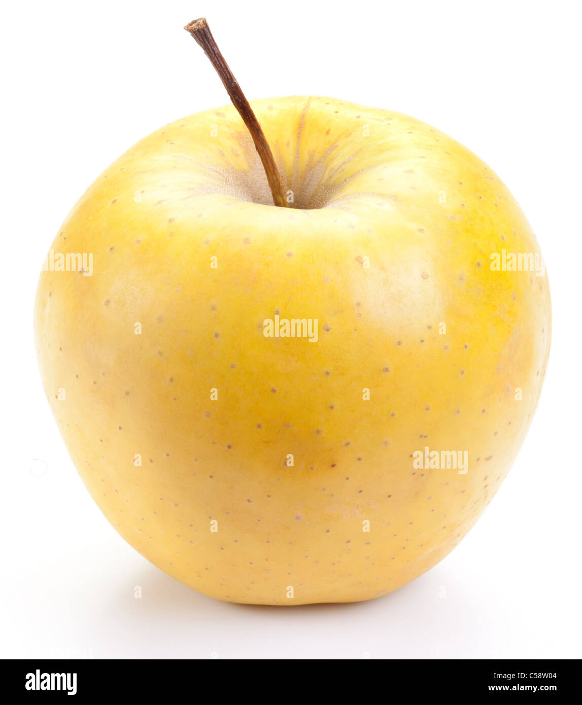 Saftig, gelber Apfel, isoliert auf einem weißen Hintergrund. Stockfoto