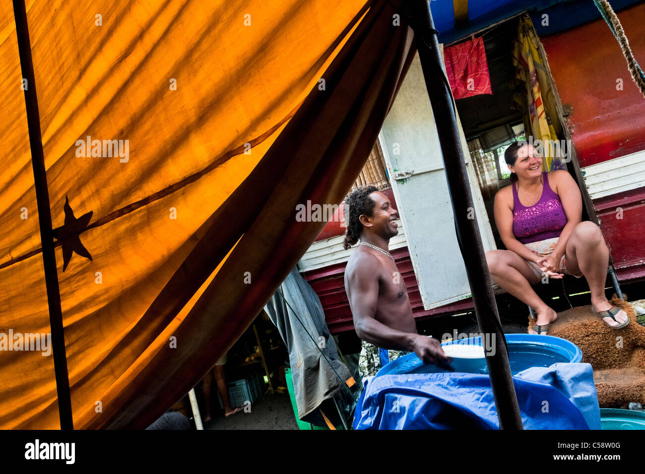 Anny, der Besitzer des Zirkus, sitzt in der Tür ihres Wohnwagen auf dem Circo Anny, ein familiengeführtes Zirkus wandern Ecuador. Stockfoto