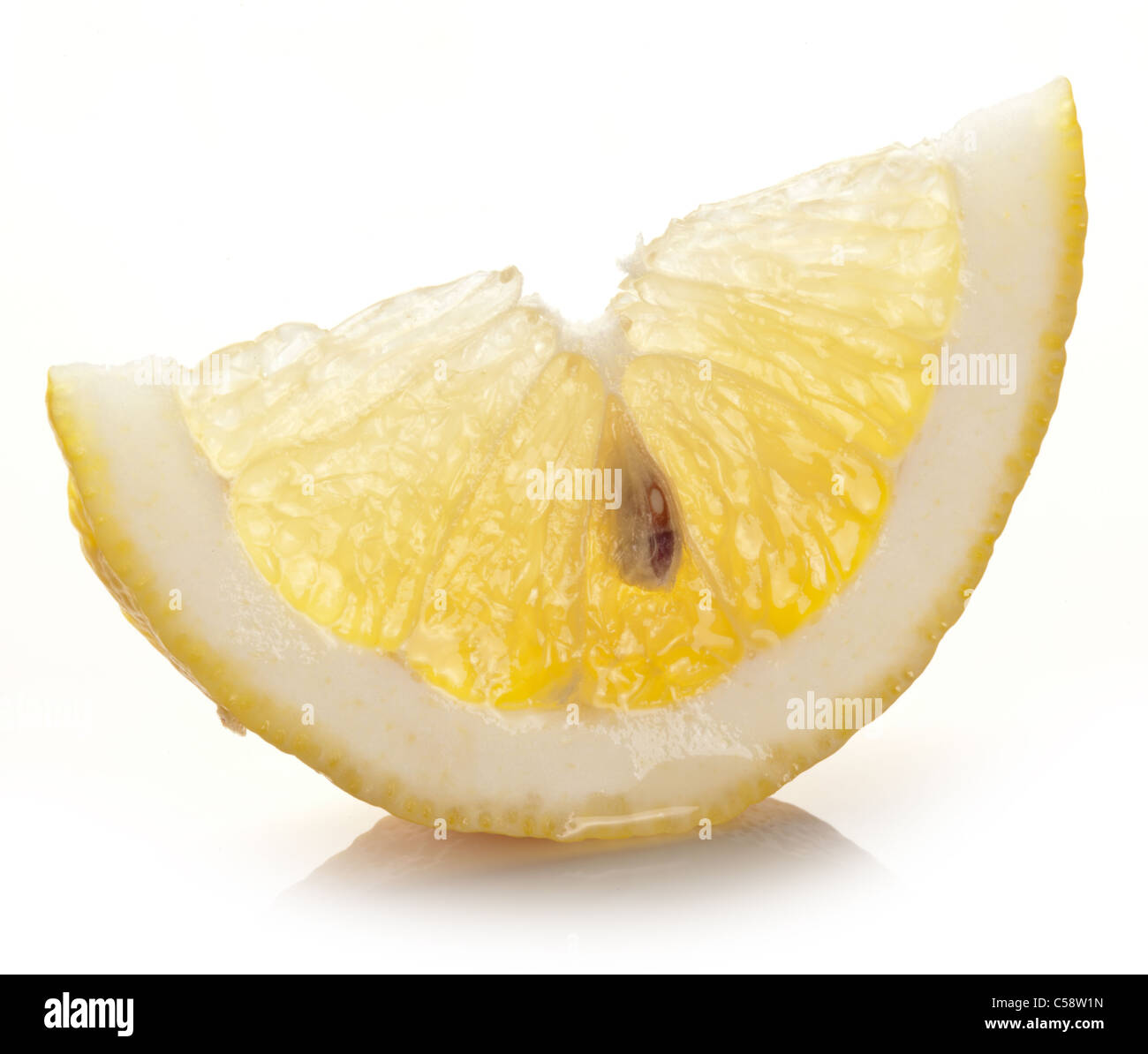 Zitronenscheibe auf weißem Hintergrund. Stockfoto