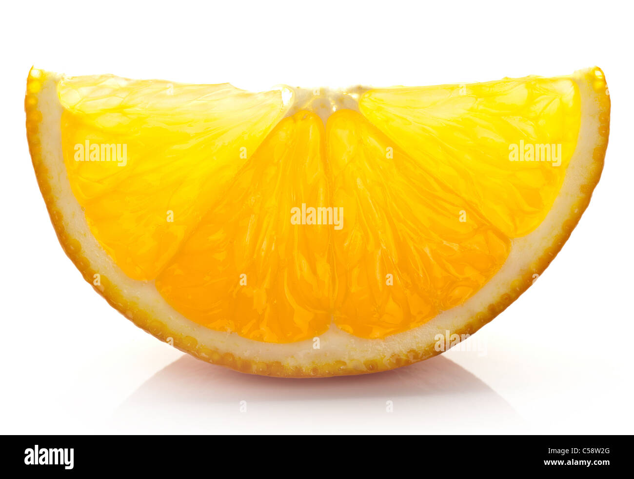 Orangenscheibe auf weißem Hintergrund. Stockfoto