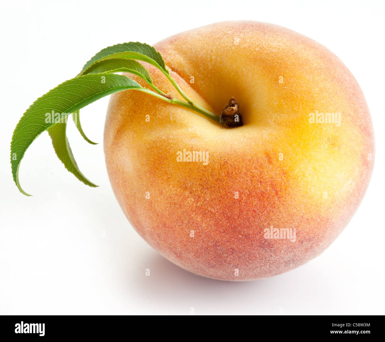 Reifer Pfirsich mit Blättern isoliert auf einem weißen Hintergrund. Stockfoto